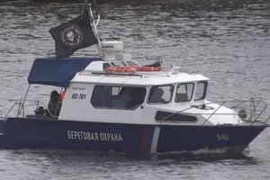 МИД Эстонии опубликовал фото российского катера с флагом "Вагнера" на реке Нарва