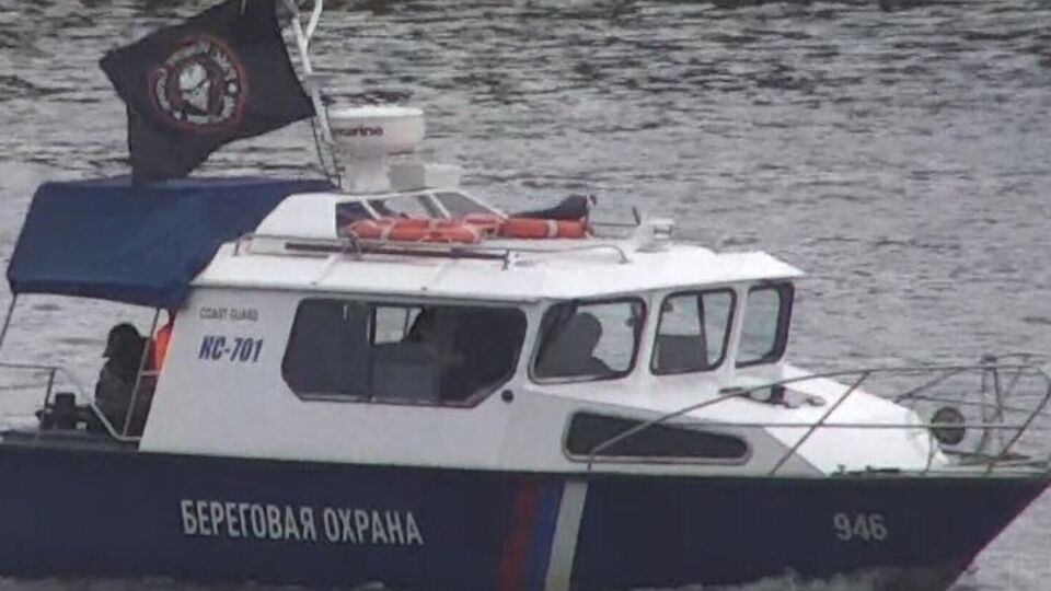 МИД Эстонии опубликовал фото российского катера с флагом "Вагнера" на реке Нарва