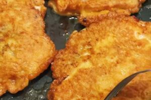 Для кляра понадобится одна луковица