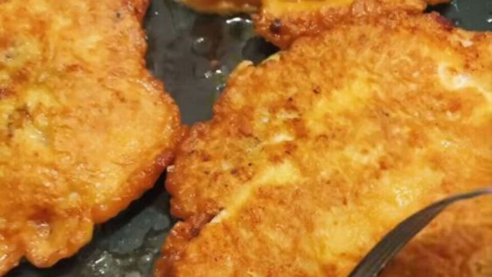 Для кляра понадобится одна луковица