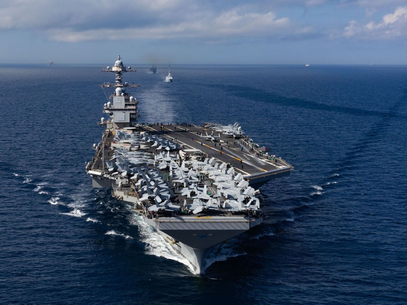 США перебросили в регион Карибского моря военные корабли, атомную подлодку, истребители и самолеты-разведчики, отметили СМИ