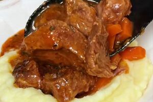 Для страви знадобляться морквина й цибулина