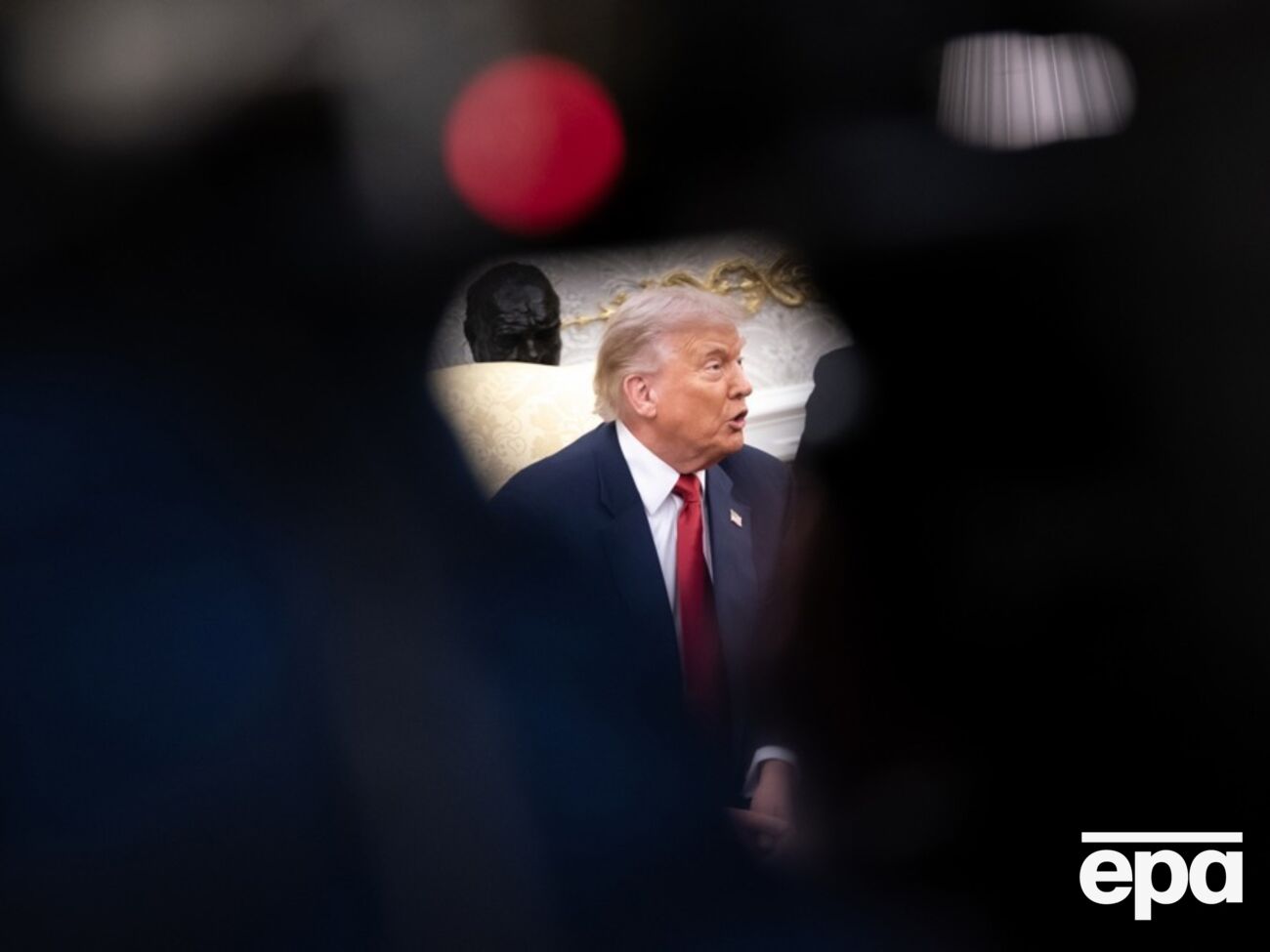 Як стверджує джерело ЗМІ, план, який схвалив Трамп, зосереджений на тому, щоб надати обом сторонам гарантії безпеки для підтримання тривалого миру