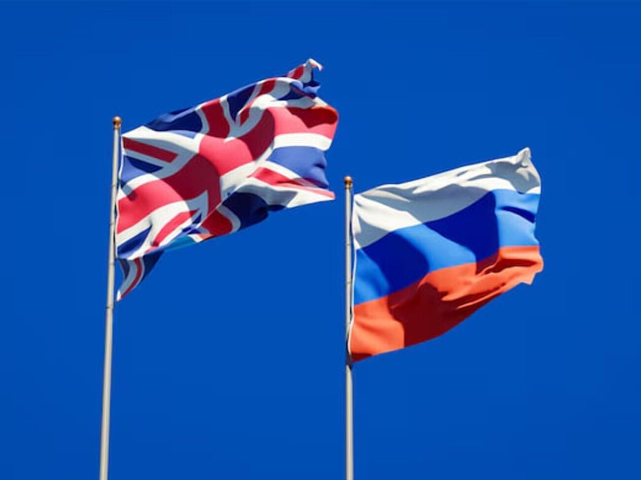 Посольство РФ в Великобритании: Нас не интересуют британские подводные коммуникации