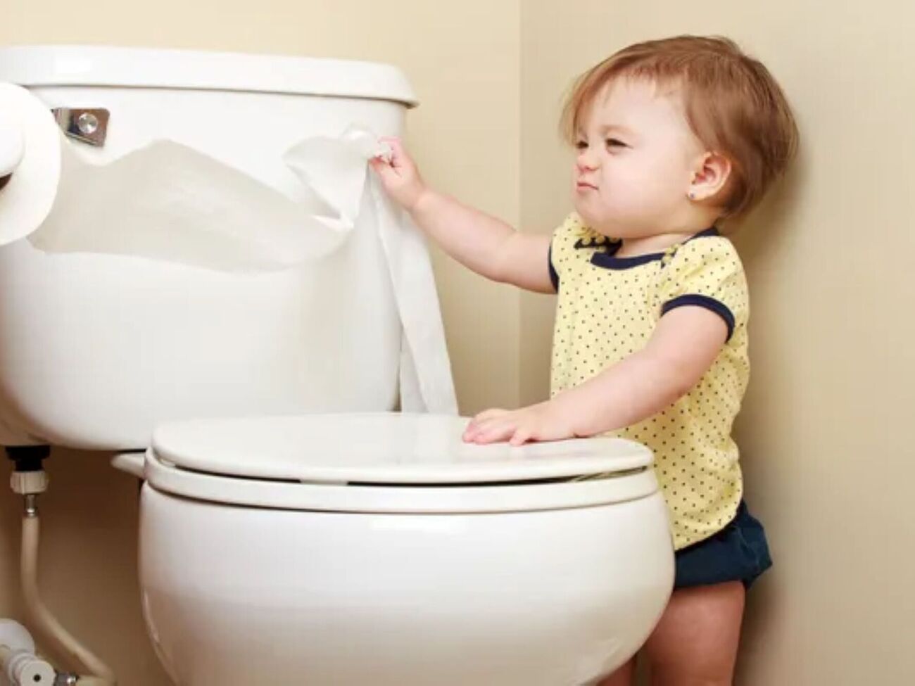 Закрита кришка унітаза перед змивом води лише мінімізує поширення патогенів у повітрі