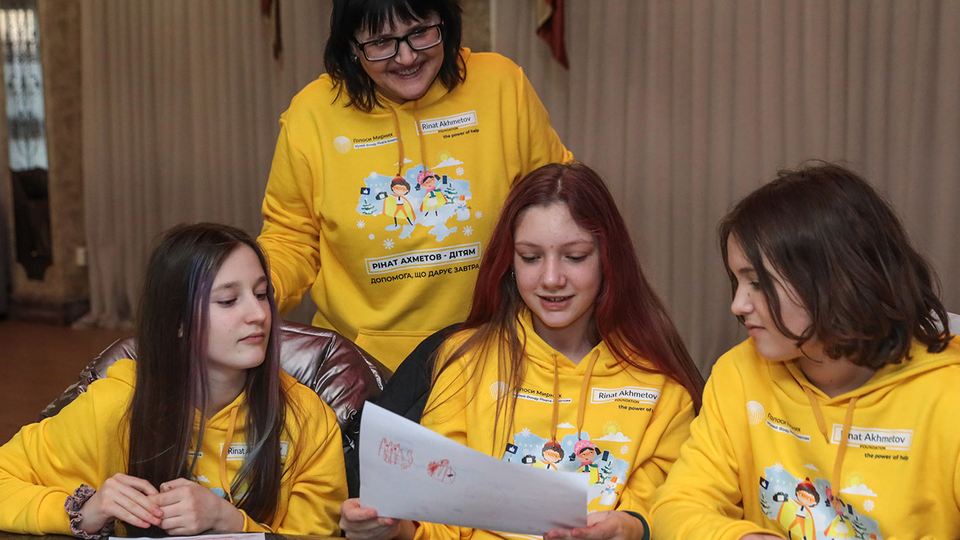 Фонд Рината Ахметова оказывает помощь и поддержку детям Украины