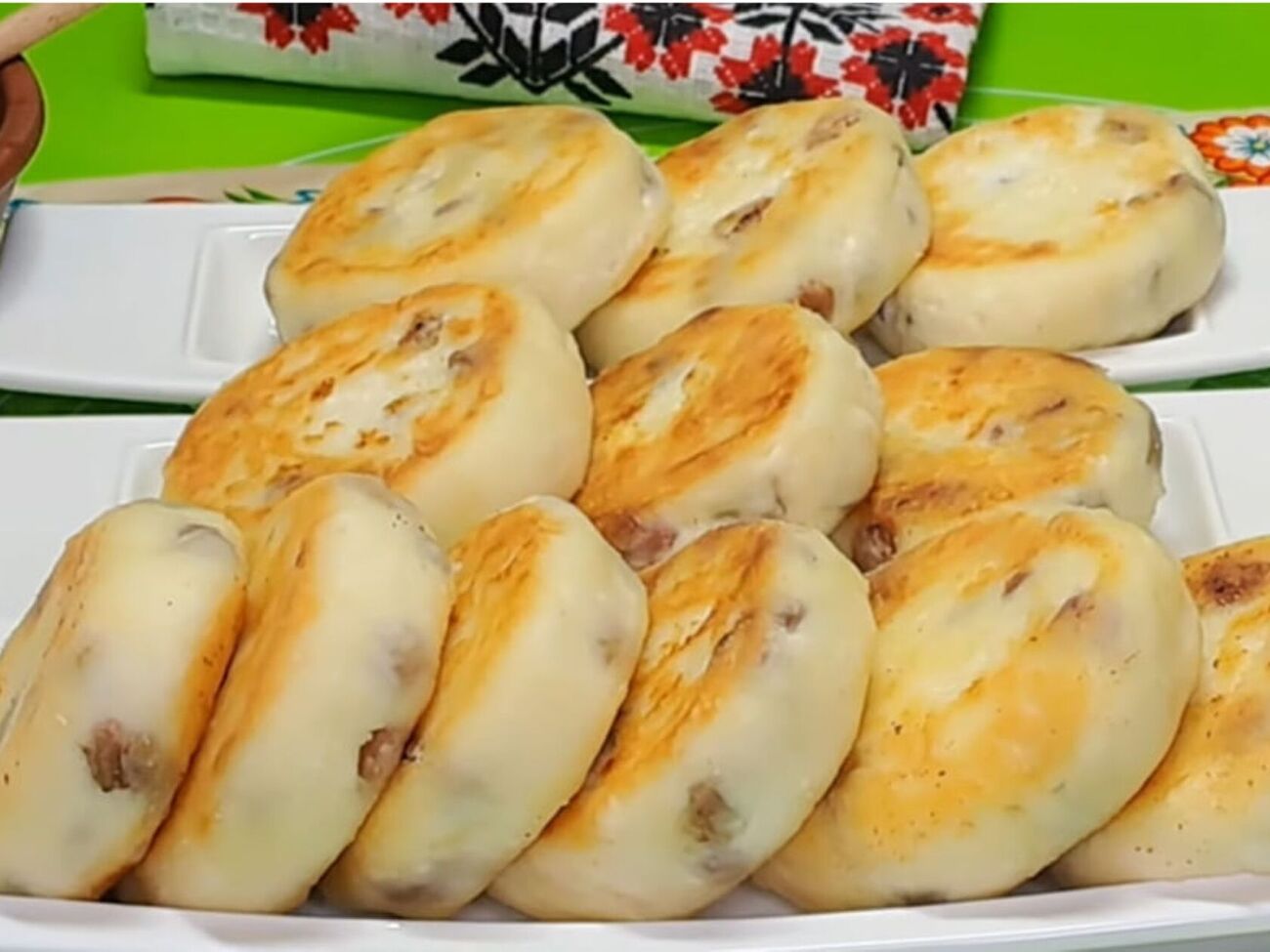 Обжарьте сырники на сковороде с растительным маслом