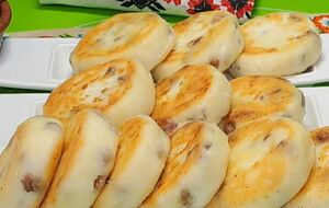 Обжарьте сырники на сковороде с растительным маслом