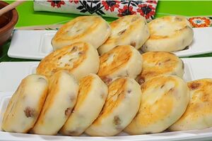 Обжарьте сырники на сковороде с растительным маслом