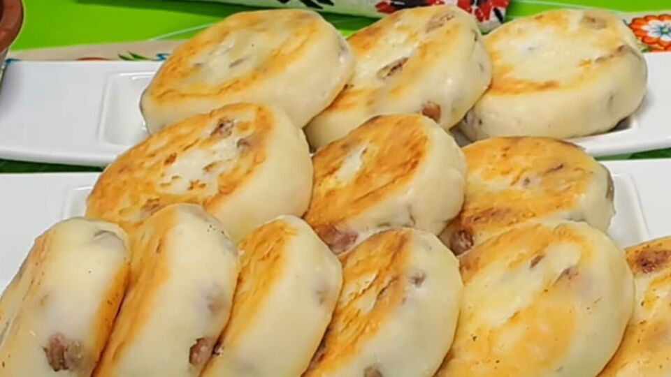 Обжарьте сырники на сковороде с растительным маслом