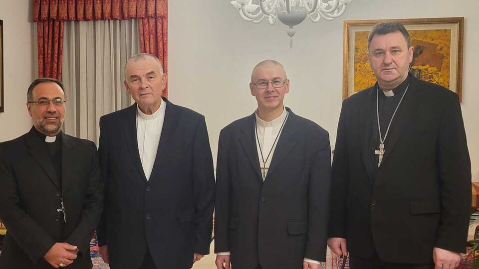Священників відпустили після контактів із Ватиканом