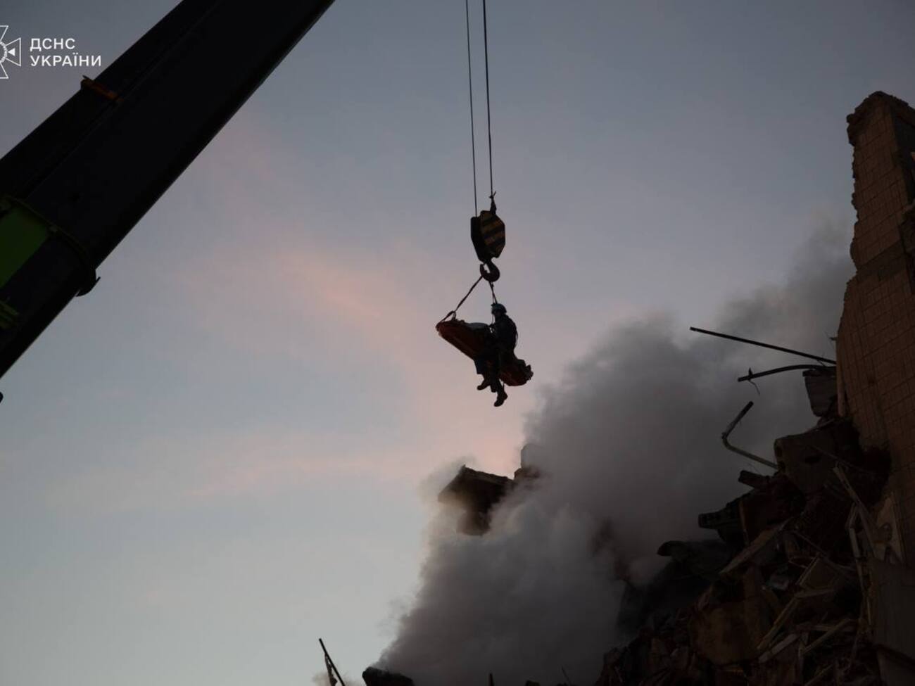 Рятувальник ДСНС – про порятунок юнака з-під завалів: Це диво, як він вижив. Я ще так не бачив, щоб люди виживали