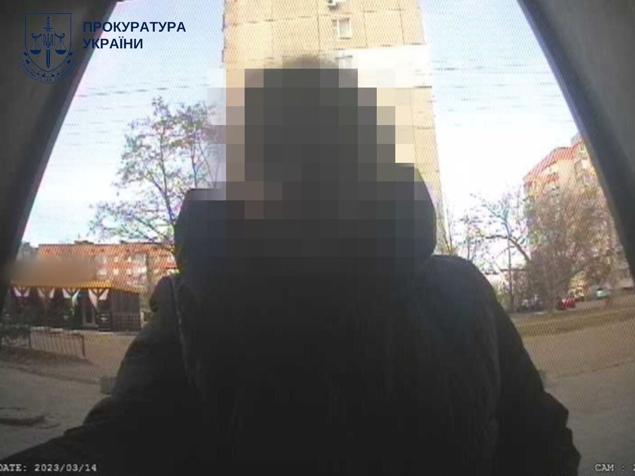 За версією слідства, військовослужбовець, вирушаючи на фронт і перебуваючи в зоні бойових дій, передав співмешканці свою банківську картку