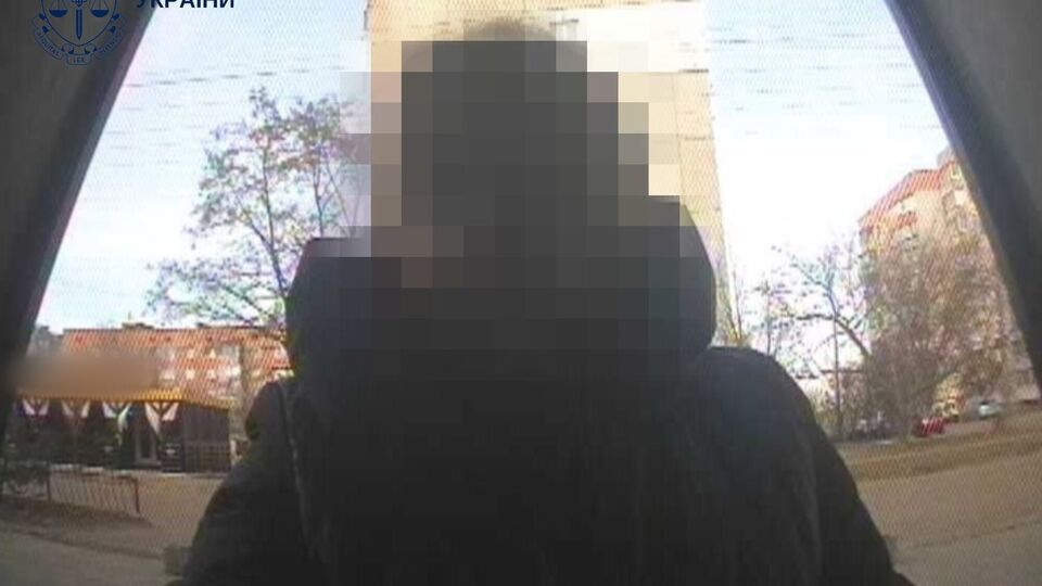 По версии следствия, военнослужащий, отправляясь на фронт и находясь в зоне боевых действий, передал сожительнице свою банковскую карту