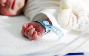 Новонароджений хлопчик, за словами медиків, був у важкому стані, мав низьку температуру тіла й дихав із перервами