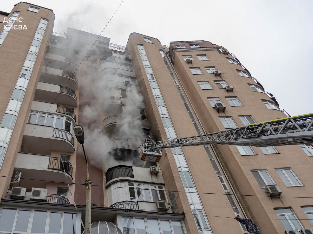 Пожар возник в одной из квартир на четвертом этаже 11-этажного жилого дома, отметили в ГУ ГСЧС в Киеве