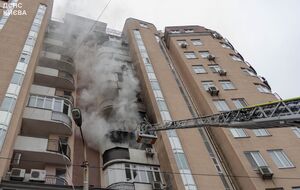 Пожар возник в одной из квартир на четвертом этаже 11-этажного жилого дома, отметили в ГУ ГСЧС в Киеве