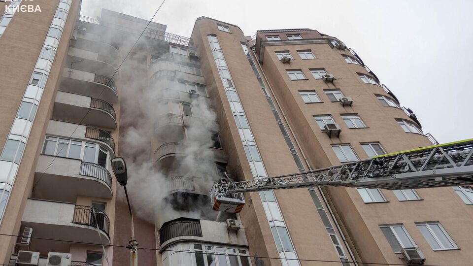 Пожар возник в одной из квартир на четвертом этаже 11-этажного жилого дома, отметили в ГУ ГСЧС в Киеве