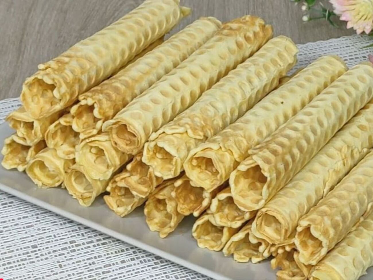 Наполните трубочки любой начинкой по желанию