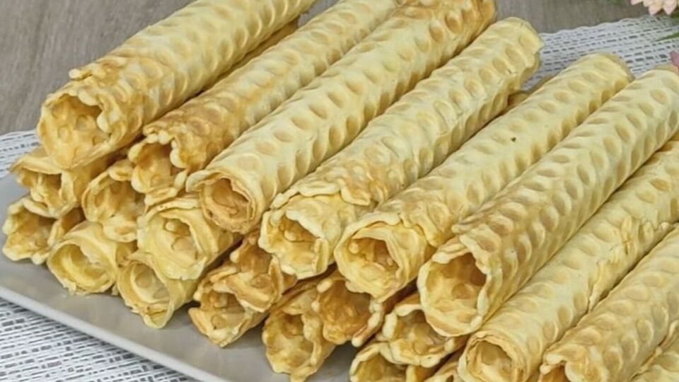 Наполните трубочки любой начинкой по желанию