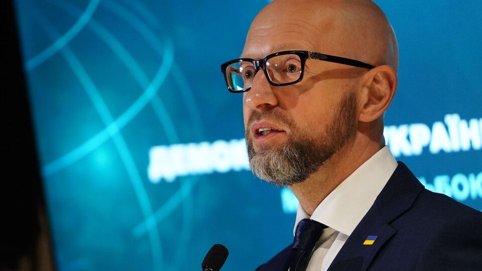 Далекобійні ракети – єдиний спосіб уникнути "заморожування" України, вважає Яценюк