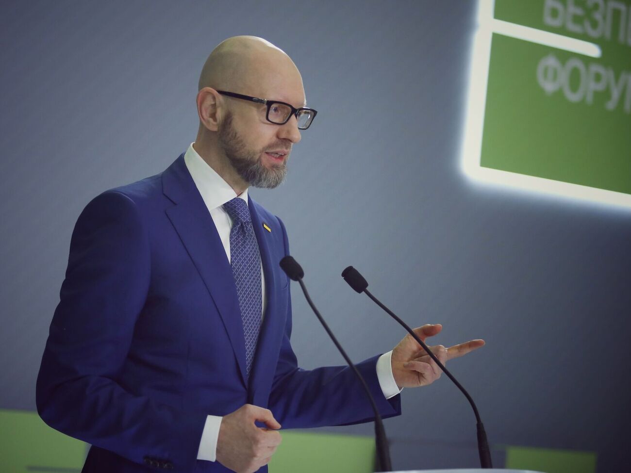 Яценюк: Никто не стоит над законом