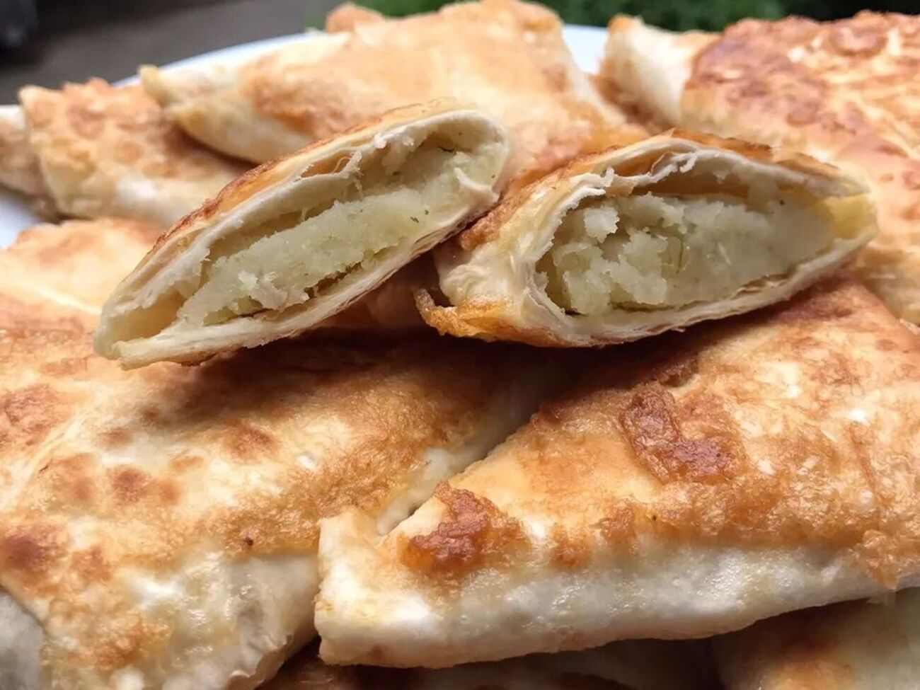 Пиріжки обсмажують до золотавої скоринки