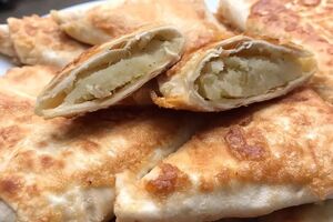 Пиріжки обсмажують до золотавої скоринки