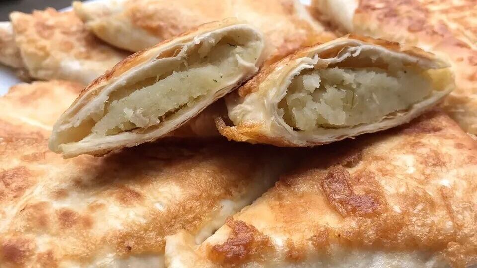 Пирожки обжаривают до золотистой корочки