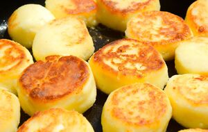 Для сырников нужно брать сухой творог с жирностью от 5% до 9%