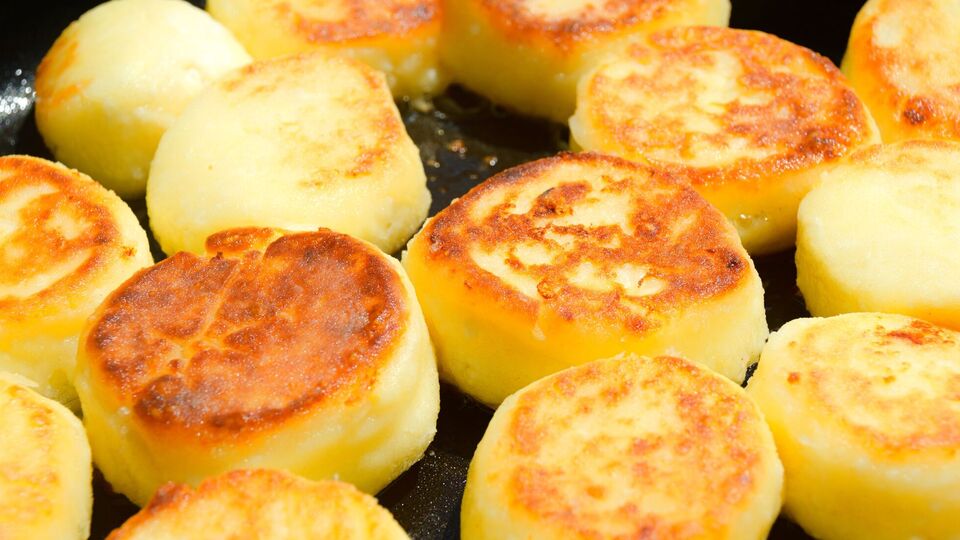 Для сырников нужно брать сухой творог с жирностью от 5% до 9%