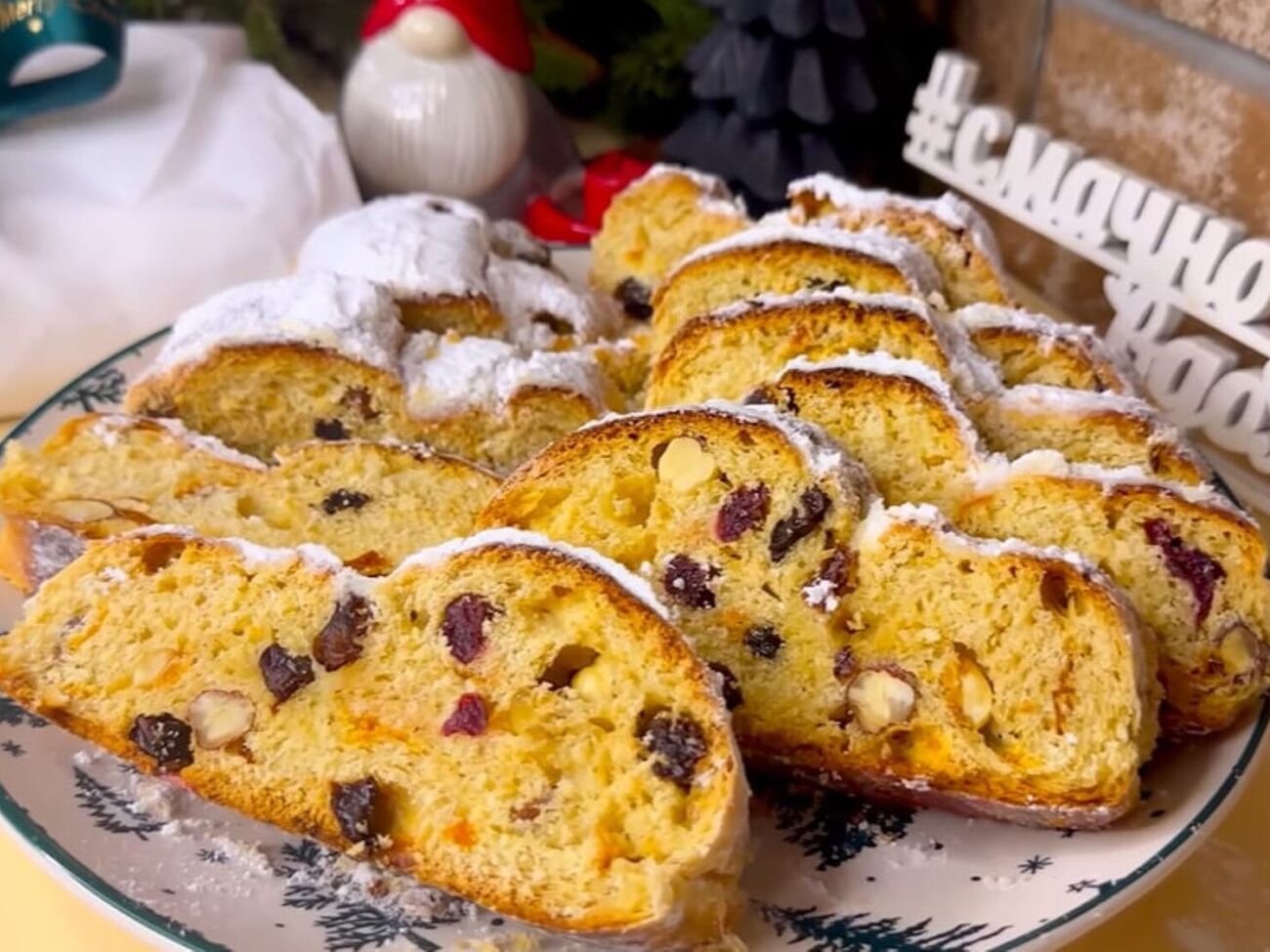 Горячие штоллены щедро смажьте со всех сторон растопленным сливочным маслом и посыпьте большим количеством сахарной пудры