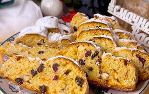 Горячие штоллены щедро смажьте со всех сторон растопленным сливочным маслом и посыпьте большим количеством сахарной пудры