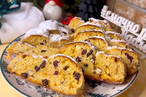 Горячие штоллены щедро смажьте со всех сторон растопленным сливочным маслом и посыпьте большим количеством сахарной пудры