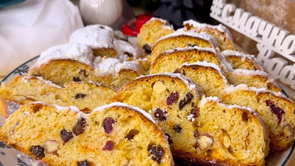 Горячие штоллены щедро смажьте со всех сторон растопленным сливочным маслом и посыпьте большим количеством сахарной пудры