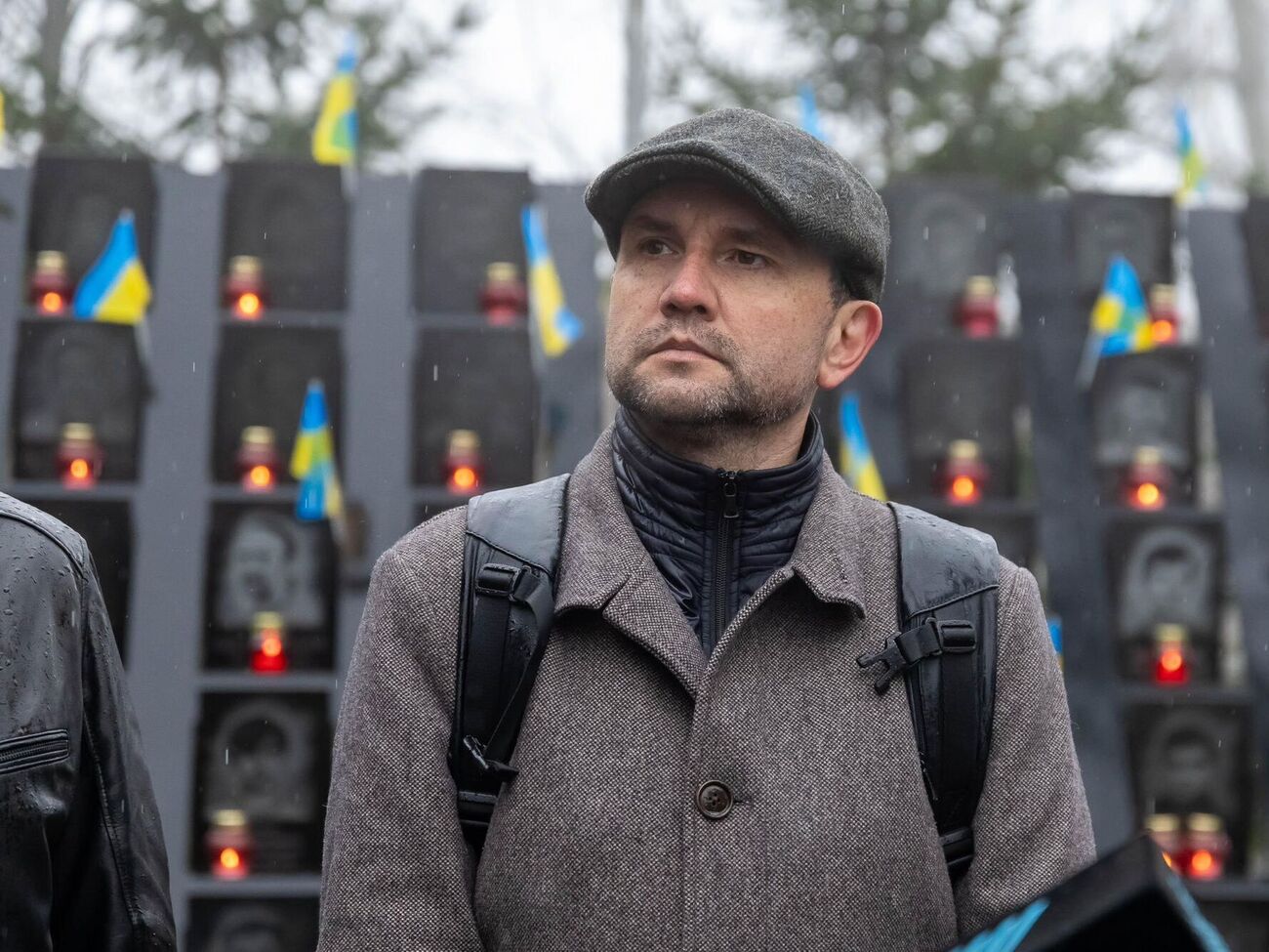 Уночі стояв на барикаді на Інститутській і вірив. А розум кричав: "Дивися! Тих, хто навпроти, не спинити"