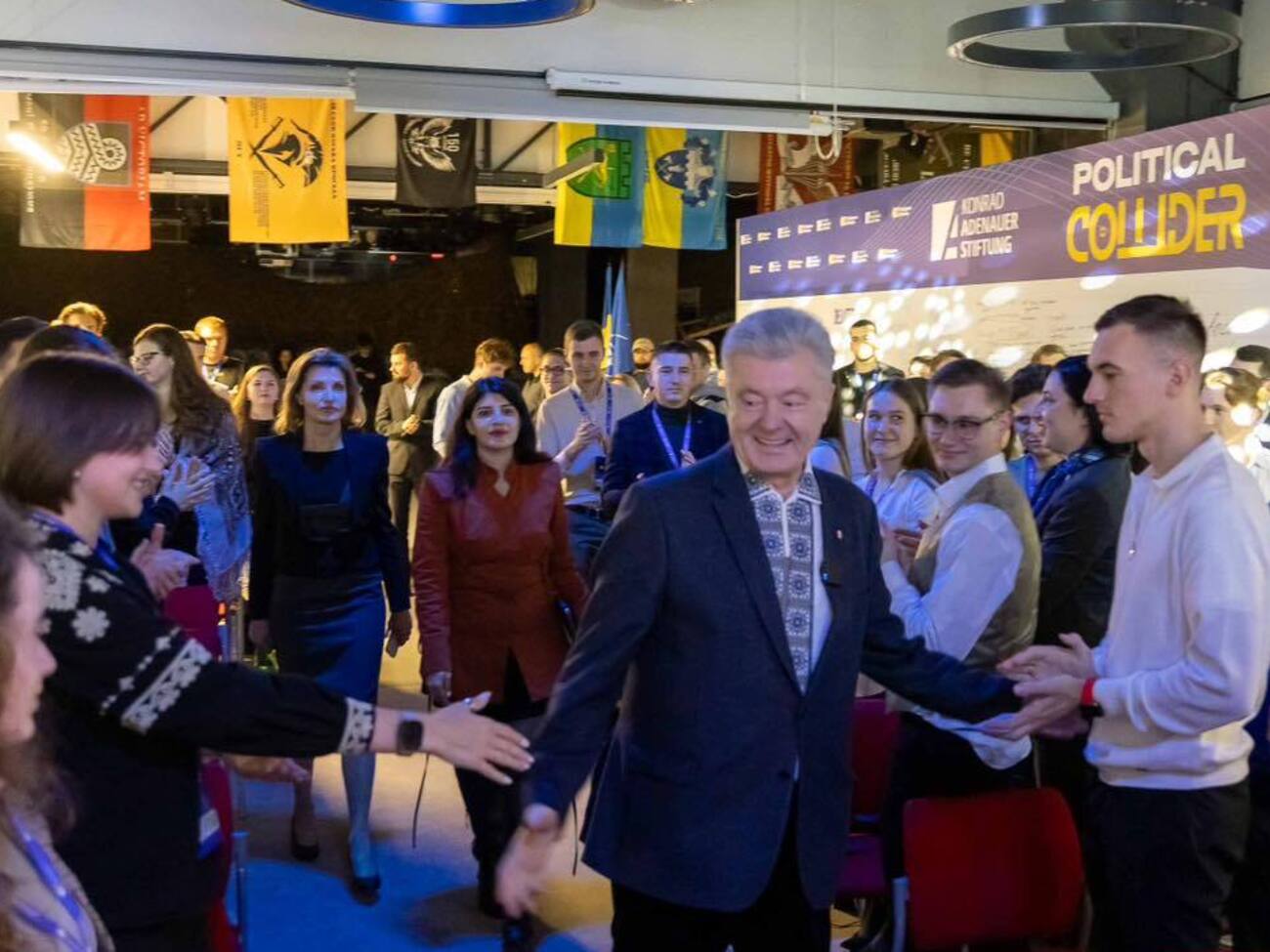 Порошенко вимагає посаду глави Кабміну, зняття санкцій і обвинувачень в обмін на голосування за бюджет, заявив Сазонов