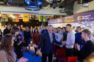 Порошенко вимагає посаду глави Кабміну, зняття санкцій і обвинувачень в обмін на голосування за бюджет, заявив Сазонов