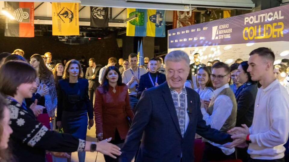 Порошенко требует должность главы Кабмина, снятия санкций и обвинений в обмен на голосование за бюджет, заявил Сазонов