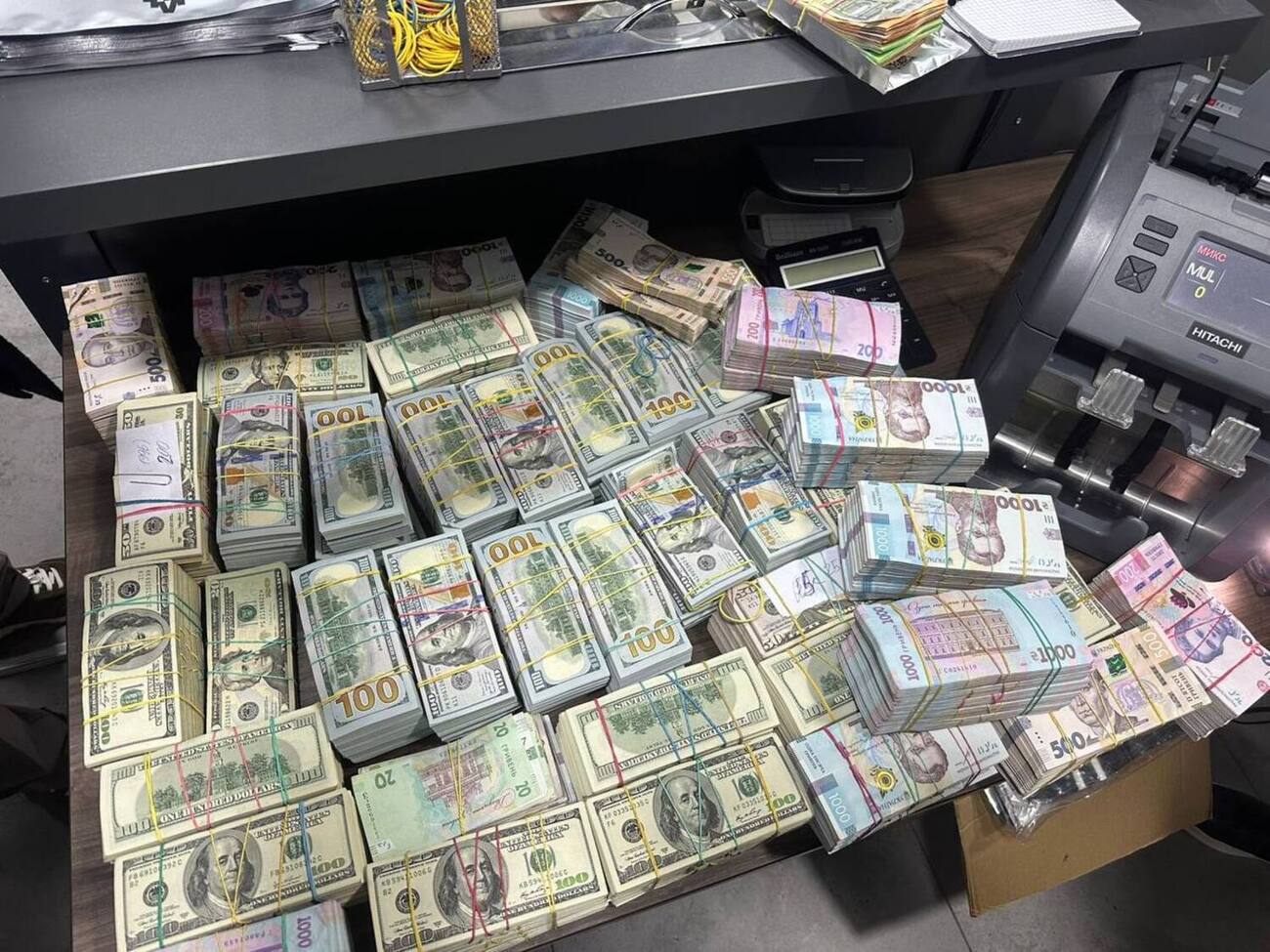 По данным следствия, трое фигурантов выманивали деньги через фейковые инвестиционные платформы