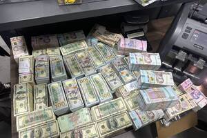 По данным следствия, трое фигурантов выманивали деньги через фейковые инвестиционные платформы