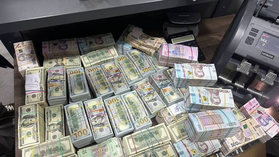 За даними слідства, троє фігурантів виманювали гроші через фейкові інвестиційні платформи