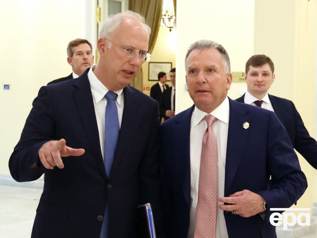 Журналист обратил внимание, что в "мирном плане" США некоторые слова на английском языке употреблены неестественно, будто были переведены с русского языка