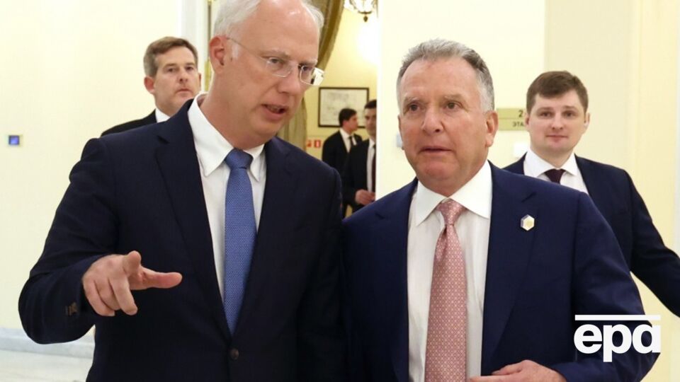 Журналіст звернув увагу, що в "мирному плані" США деякі слова англійською мовою вжиті неприродньо, ніби їх переклали з російської мови