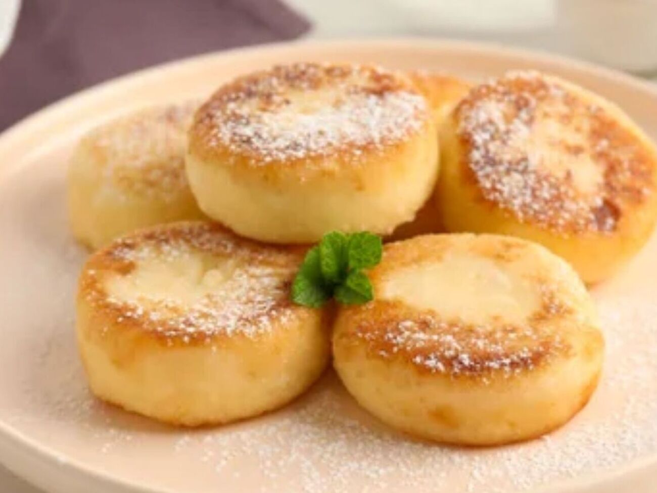 На 300 г творога нужно взять 1 ст. л. манки