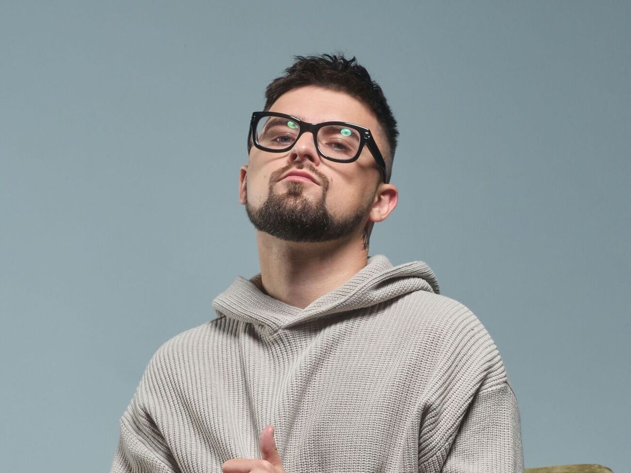 Julik одружений. Разом із дружиною Катериною Демченко виховує сина