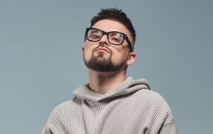 Julik одружений. Разом із дружиною Катериною Демченко виховує сина