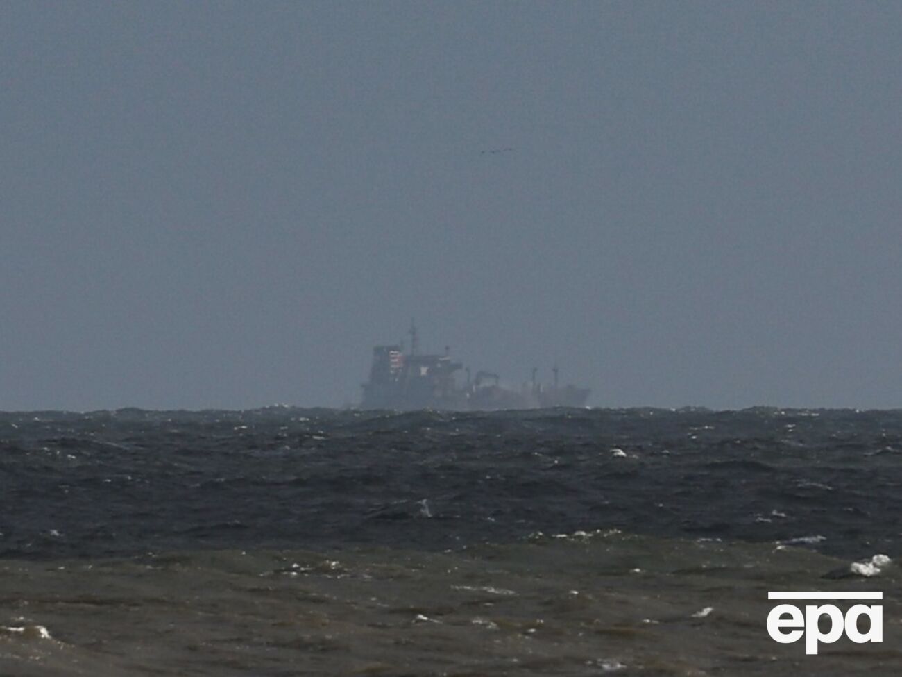 Трейдери уважно стежать за кінцевими покупцями сирої нафти "Лукойлу" й "Роснефти", які вже перебувають у морі, зазначило Bloomberg