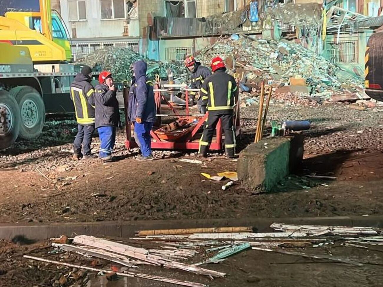 Аварийно-спасательные работы продолжаются непрерывно, отметили правоохранители