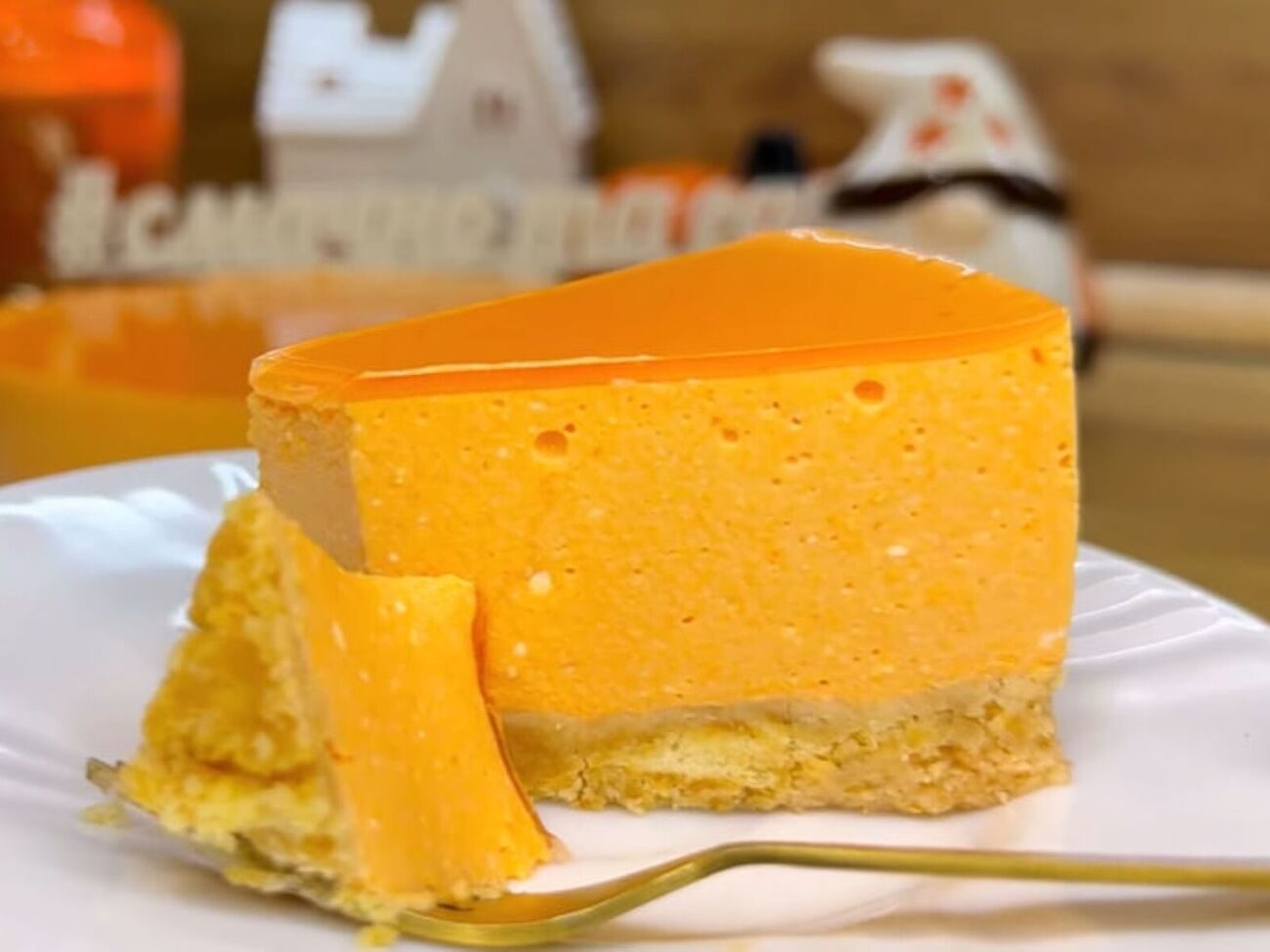 Готовый чизкейк после формирования слоев должен застыть в холодильнике